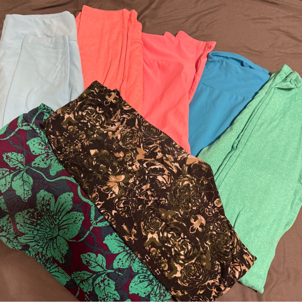 LuLaRoe Leggings Lot – 7 Pairs – Size: One Size. 5 Solid Pairs, 2 Designs